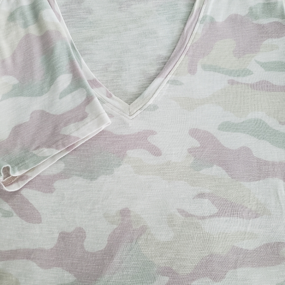 Old Navy Luxe Slub-Knit V-Neck Camo Tee SS Women
M